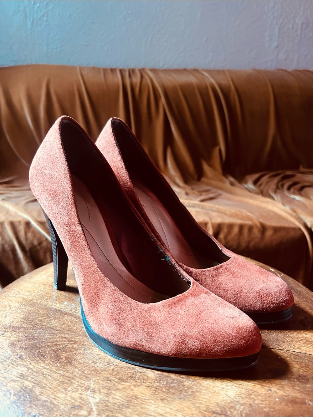 Women's Suede Round-Toe Pumps in Rust